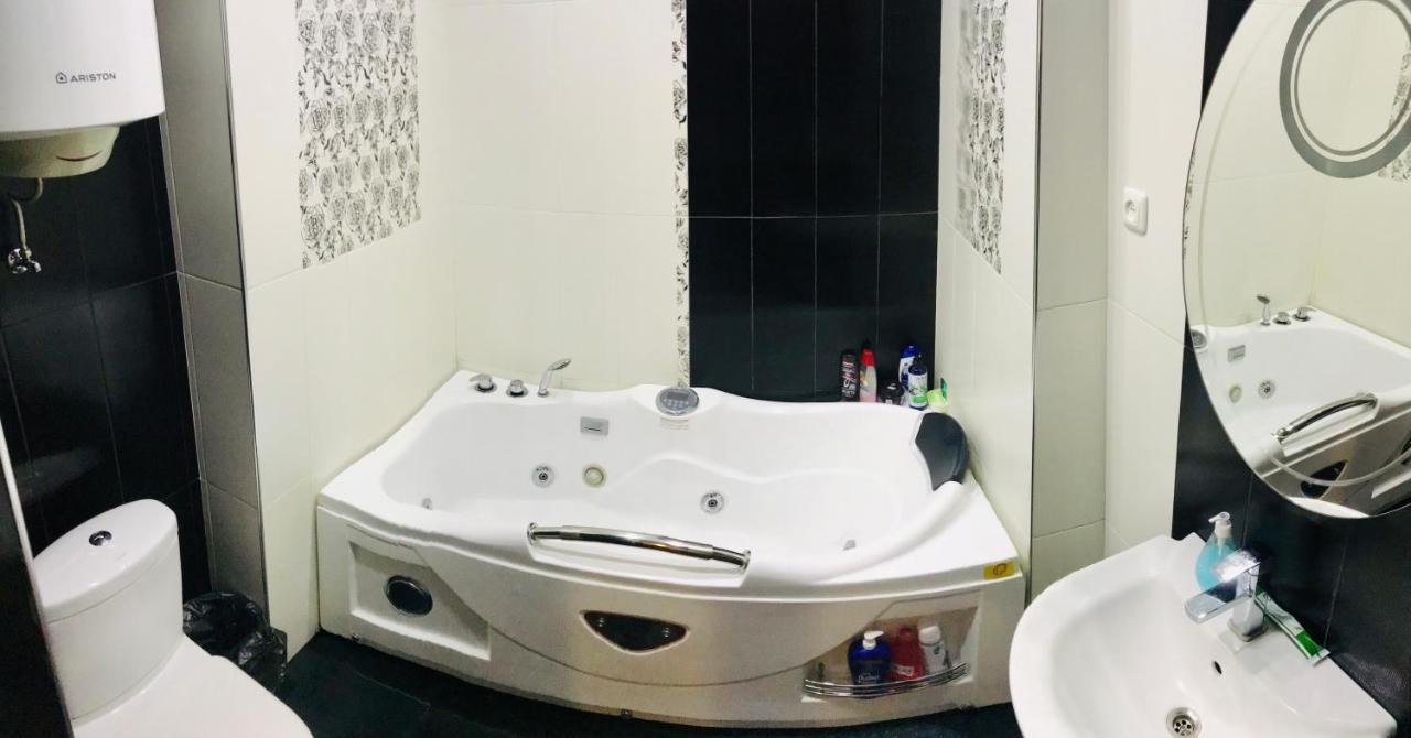 Luxury Apartment With Jacuzzi On Republic Square Yerevan Exterior photo