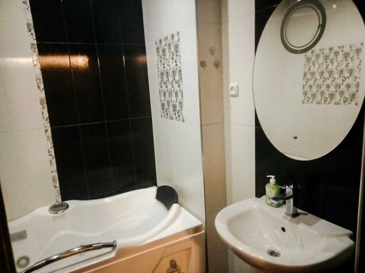Luxury Apartment With Jacuzzi On Republic Square Yerevan Exterior photo